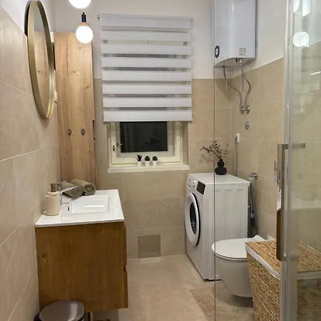 Apartment Gold Wing *